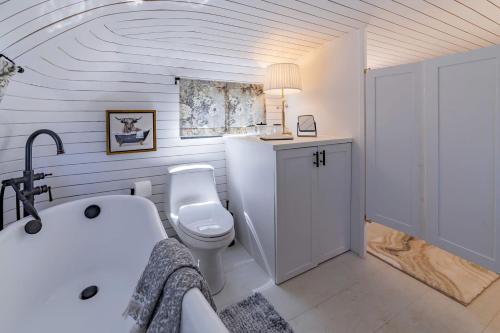 Ένα μπάνιο στο Charming Luxurious Airstream Beautifully Design with Indoor Bath in Texas