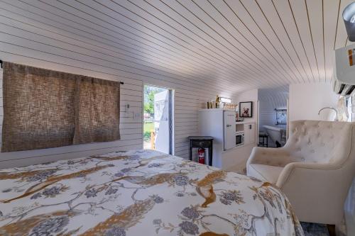 Ένα ή περισσότερα κρεβάτια σε δωμάτιο στο Charming Luxurious Airstream Beautifully Design with Indoor Bath in Texas