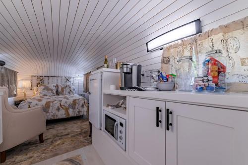 Η κουζίνα ή μικρή κουζίνα στο Charming Luxurious Airstream Beautifully Design with Indoor Bath in Texas