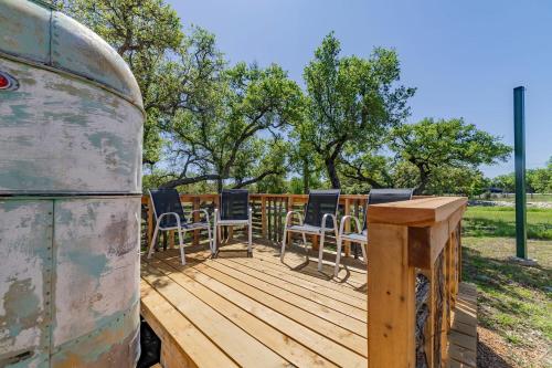 Μπαλκόνι ή βεράντα στο Charming Luxurious Airstream Beautifully Design with Indoor Bath in Texas