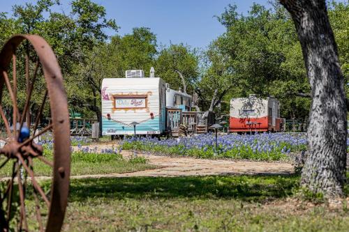 Κήπος έξω από το Charming Luxurious Airstream Beautifully Design with Indoor Bath in Texas