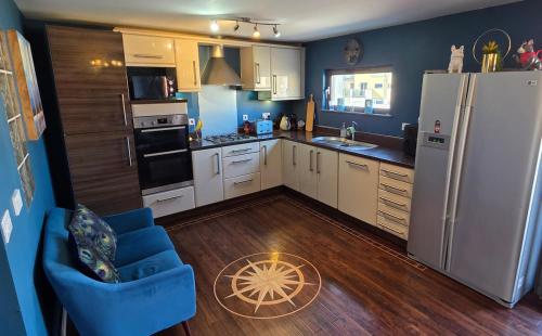 Φωτογραφία από το άλμπουμ του Harbour View Haven – Modern 3BR Marina Home στο Σουόνσι