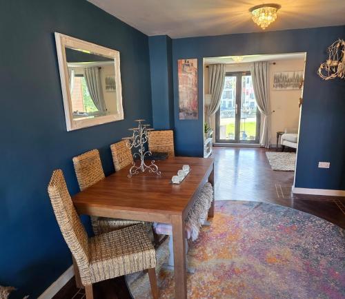 Φωτογραφία από το άλμπουμ του Harbour View Haven – Modern 3BR Marina Home στο Σουόνσι