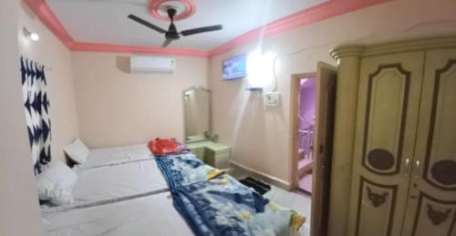 Postel nebo postele na pokoji v ubytování Evergreen Residency Dwarka