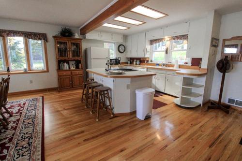 Dapur atau dapur kecil di Lakefront Cabin with Picnic Space and Views for in Montana