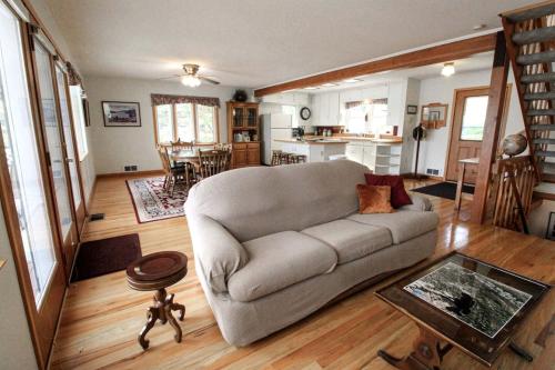 Ruang duduk di Lakefront Cabin with Picnic Space and Views for in Montana