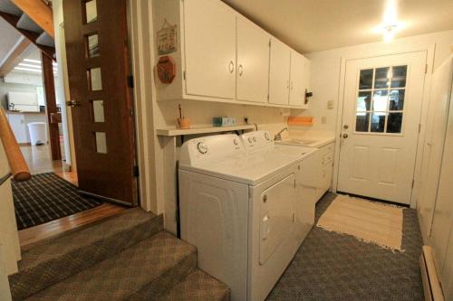 Dapur atau dapur kecil di Lakefront Cabin with Picnic Space and Views for in Montana