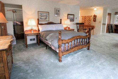 Katil atau katil-katil dalam bilik di Lakefront Cabin with Picnic Space and Views for in Montana