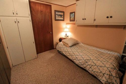 Katil atau katil-katil dalam bilik di Lakefront Cabin with Picnic Space and Views for in Montana