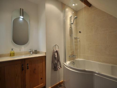 Rytonにある2 Bed in Shrewsbury 47795のシャワー、浴槽、洗面台を備えたバスルーム