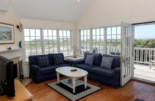 Posezení v ubytování Grand Vacation Rental with 180-Degree Ocean Views on Nantucket, Massachusetts