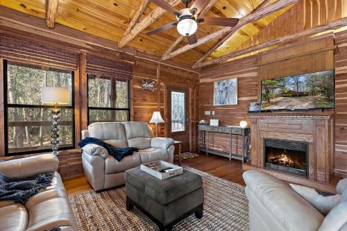 Χώρος καθιστικού στο Tranquil Peaceful Cabin with Stunning Lake Views in La Grange, Texas