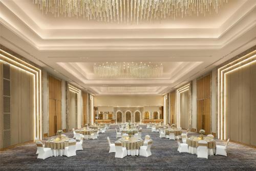 Un restaurante o sitio para comer en Radisson Hotel Delhi MG Road