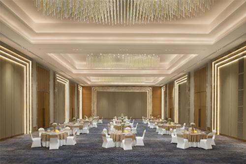 Un restaurante o sitio para comer en Radisson Hotel Delhi MG Road
