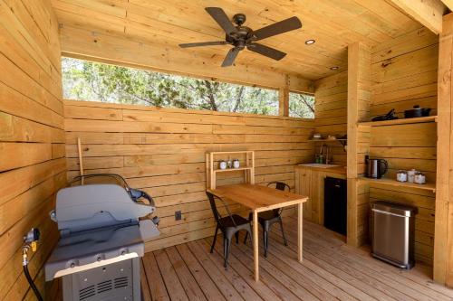Η κουζίνα ή μικρή κουζίνα στο Luxurious Romantic Yurt with Hot Tub in Dripping Springs, Texas
