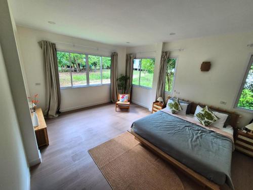 Giường trong phòng chung tại The Lomlay Villas