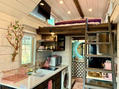 Η κουζίνα ή μικρή κουζίνα στο Magical Tiny House with a Hot Tub for Zion National Park Getaways