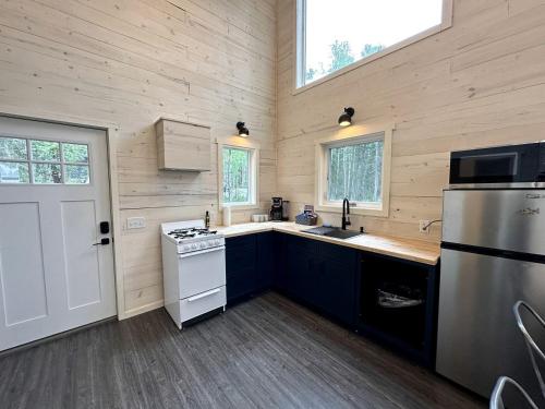 Dapur atau dapur kecil di Beautiful Secluded Cabin in Anchorage, Alaska