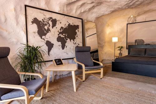 ein Zimmer mit einer Weltkarte an der Wand in der Unterkunft Dreamy Cave for Adventure Lovers with Incredible Night Sky Views and Close to Awesome Outdoor Activities in Moab, utah in Allen Memorial Hospital Heliport