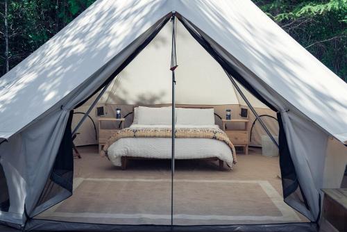 Φωτογραφία από το άλμπουμ του Carson Glamping Escapes in this Wonderful Bell Tent Rental in Washington σε Carson