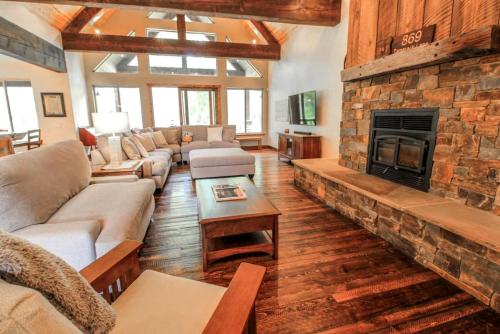 Χώρος καθιστικού στο Heavenly Cabin Nestled Among the Towering Trees in Montana