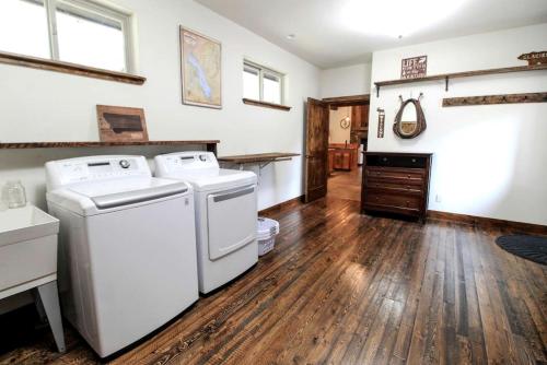 Φωτογραφία από το άλμπουμ του Heavenly Cabin Nestled Among the Towering Trees in Montana σε Country Estates Mobile Home Park