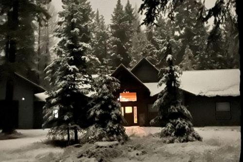 Το Heavenly Cabin Nestled Among the Towering Trees in Montana τον χειμώνα