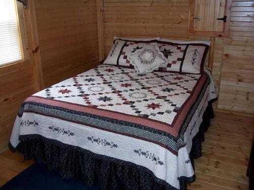 Postel nebo postele na pokoji v ubytování Mammoth Cave Accommodation for a Kentucky Glamping Experience