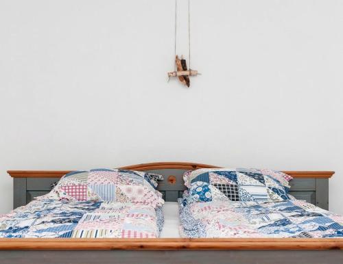 Ένα ή περισσότερα κρεβάτια σε δωμάτιο στο Gorgeous Bed and Breakfast Getaway on a Farm in Transylvania, Romania