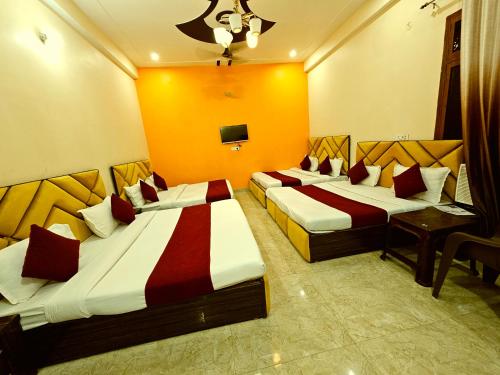 Un ou plusieurs lits dans un hébergement de l'établissement Hotel Vaidik Vedas Suites At Ram Mandir Ayodhya