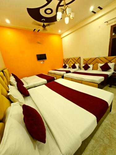 Un ou plusieurs lits dans un hébergement de l'établissement Hotel Vaidik Vedas Suites At Ram Mandir Ayodhya