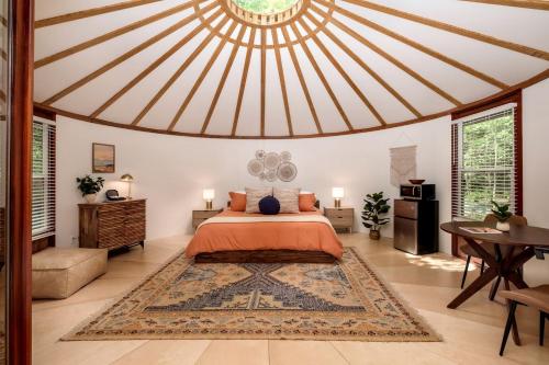 Postel nebo postele na pokoji v ubytování Serene Yurt Retreat near Pisgah National Forest in North Carolina