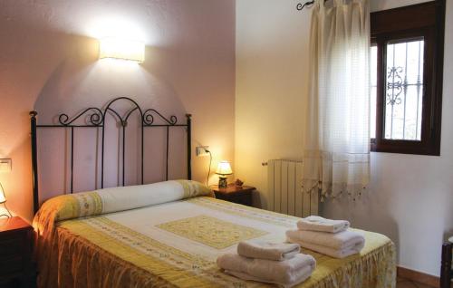 a bedroom with a bed with towels on it at Conjunto El Carramolo in El Gastor