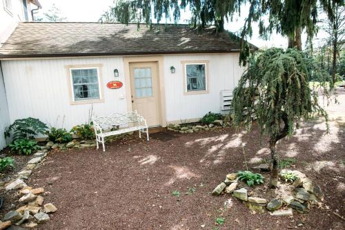 Jardín al aire libre en Elegant Bed and Breakfast on a Working Sheep Farm near Nockamixon State Park, Pennsylvania