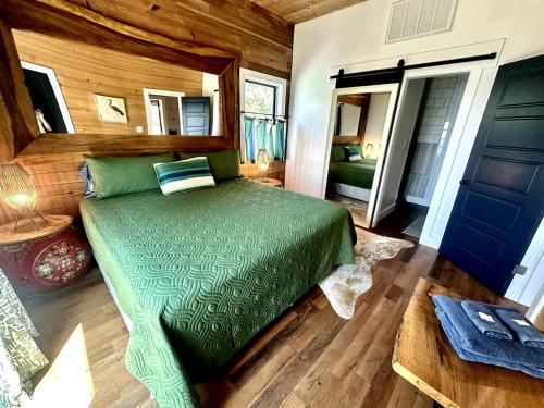 Postel nebo postele na pokoji v ubytování Beautifully-Decorated Soundfront Rental with a Balcony in Kitty Hawk, North Carolina