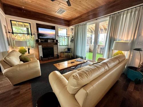 Posezení v ubytování Beautifully-Decorated Soundfront Rental with a Balcony in Kitty Hawk, North Carolina