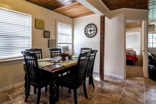 Χώρος καθιστικού στο Incredible Nacogdoches Cabin Rentals Ideal for Large Group Getaways in Texas