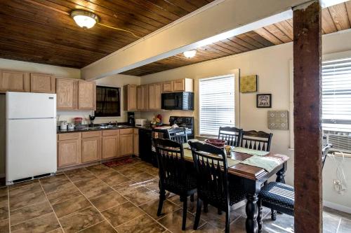 Η κουζίνα ή μικρή κουζίνα στο Incredible Nacogdoches Cabin Rentals Ideal for Large Group Getaways in Texas
