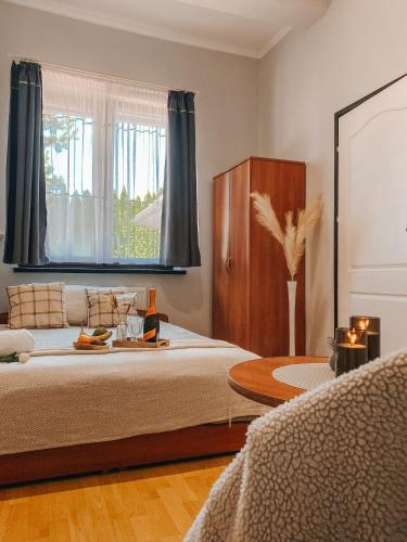 a bedroom with a large bed and a window at Zajazd Czorsztyński in Maniowy