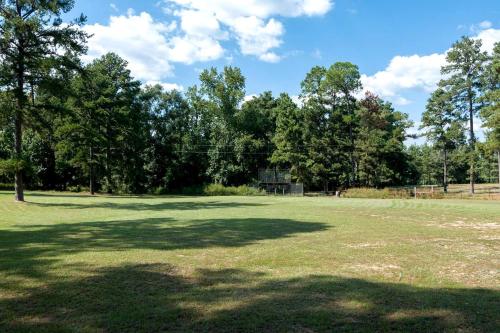 Φωτογραφία από το άλμπουμ του Incredible Nacogdoches Cabin Rentals Ideal for Large Group Getaways in Texas σε Nacogdoches