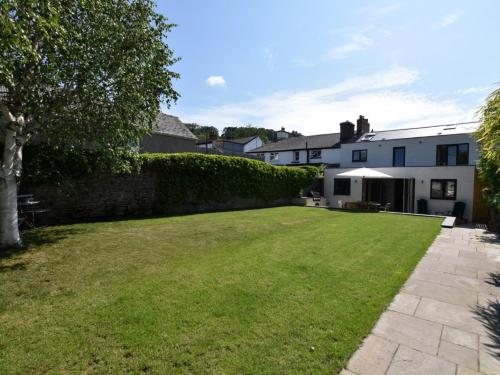 a large lawn in the backyard of a house at 4 bed in Crickhowell 85242 in Crickhowell