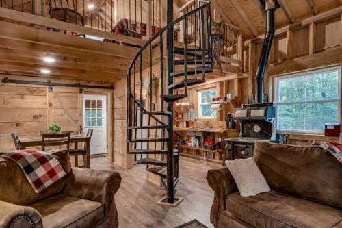 Gambar di galeri bagi Charming Cabin for Glamping in the Adirondacks, Ideal for a Couples Getaway di Greig