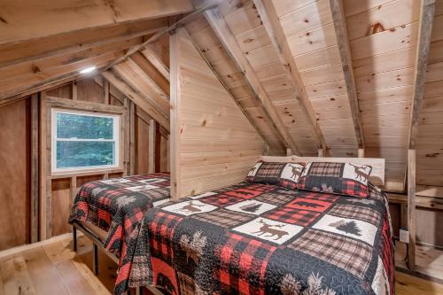 Katil atau katil-katil dalam bilik di Charming Cabin for Glamping in the Adirondacks, Ideal for a Couples Getaway