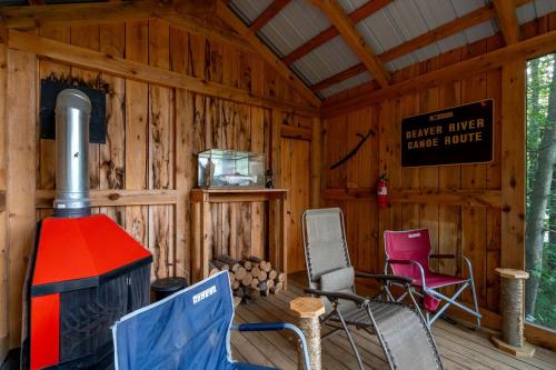 Televisyen dan/atau pusat hiburan di Charming Cabin for Glamping in the Adirondacks, Ideal for a Couples Getaway
