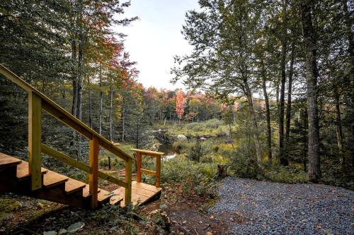 Taman di luar Charming Cabin for Glamping in the Adirondacks, Ideal for a Couples Getaway