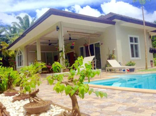 una villa con piscina y una casa en Blue River 2 bedrooms Pool villa, en Ban Nai Sa