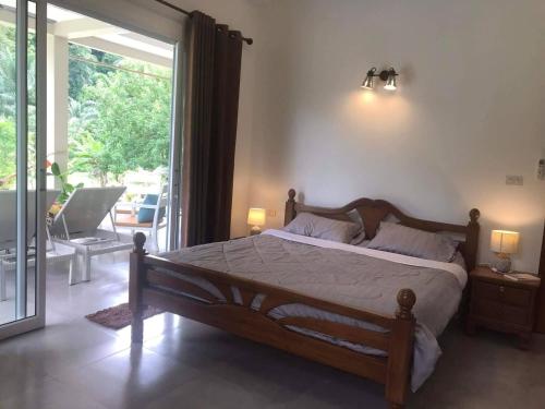 Un dormitorio con una cama y una puerta corrediza de vidrio. en Blue River 2 bedrooms Pool villa, en Ban Nai Sa