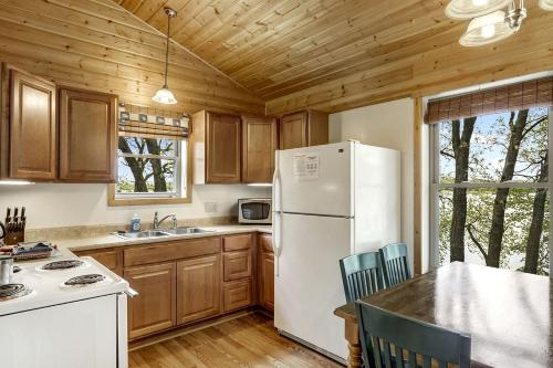 Kuchyň nebo kuchyňský kout v ubytování Minnesota Glamping Retreat in Lakeside Cabin for 6 in Fergus Falls
