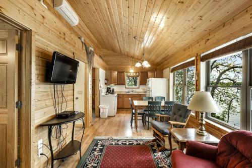 TV a/nebo společenská místnost v ubytování Minnesota Glamping Retreat in Lakeside Cabin for 6 in Fergus Falls