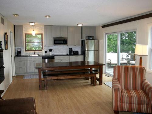 eine Küche mit einem Holztisch und einem Sofa in der Unterkunft Family-Friendly Cabin Retreat on the Shores of Pokegama Lake, Minnesota in Grand Rapids